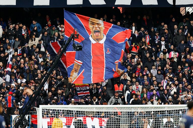 ゴール裏には、この日途中出場だったエムバペの巨大応援フラッグが