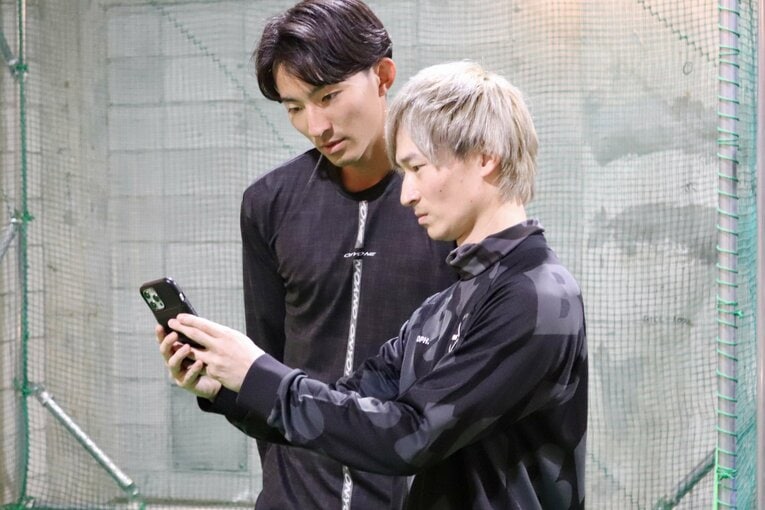 データをもとに、荘司にアドバイスを送る北川トレーナー　（写真・本人提供）