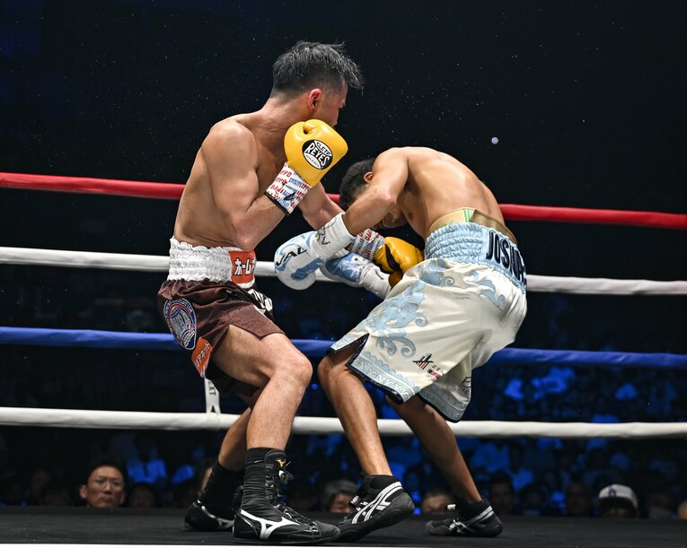 4ラウンド、比嘉大吾が左フックでダウンを奪った瞬間　©Hiroaki Finito Yamaguchi