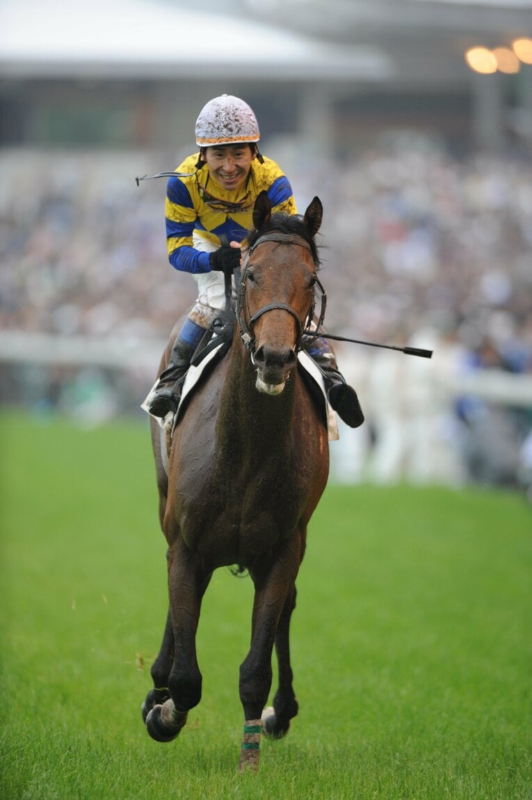レース後は人馬ともに泥だらけに。横山典弘は15度目の挑戦で悲願のダービー制覇を成し遂げた　©Keiji Ishikawa