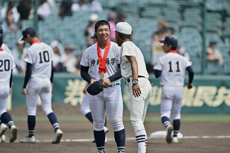 【決勝戦の現地カット】試合後、日大三の監督が沖縄尚学エース・末吉に近寄って…　©Hideki Sugiyama
