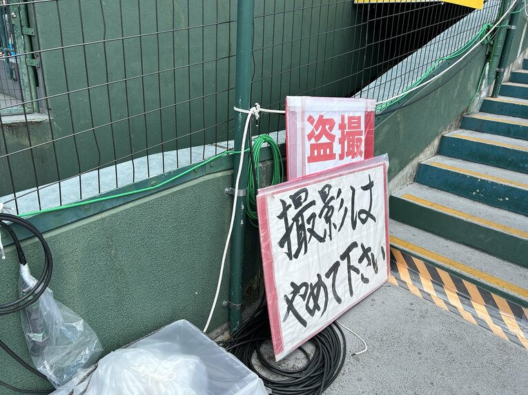 先生が応援席をパトロールするなど、生徒たちを守るために目を光らせている ©Yukiko Umetsu