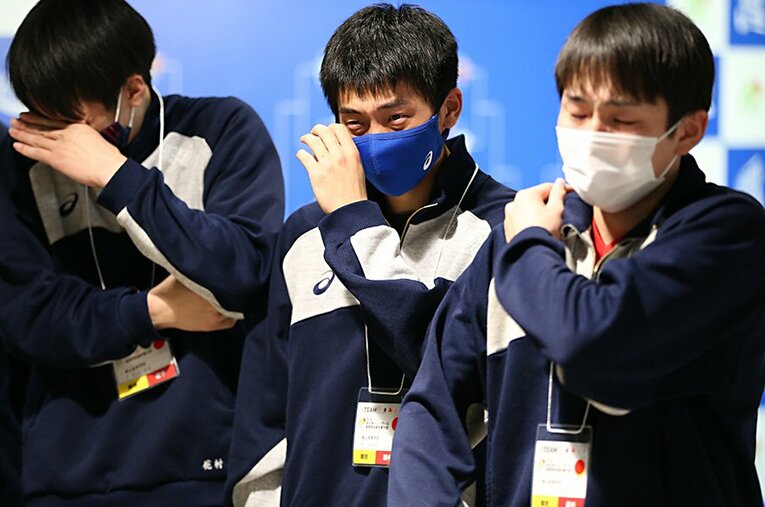 連覇を目指した春高バレーで棄権となり、涙する東山高校の選手たち。あれから1カ月、新チームも始動するなど、それぞれが一歩を踏み出していた ／ photograph by Sankei Shimbun