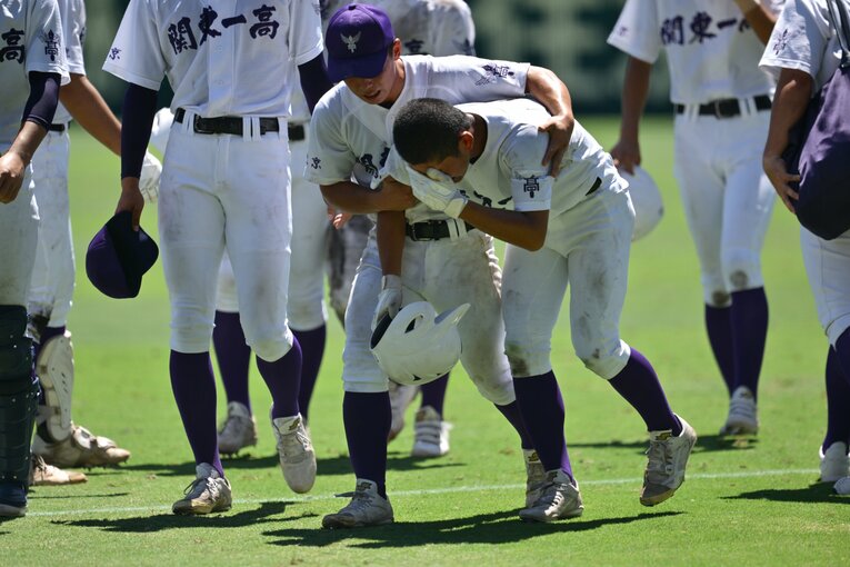 関東一、最後の打者になった２年生の坂本を慰めるチームメートたち（全6枚中の4枚目）　©Hideki Sugiyama