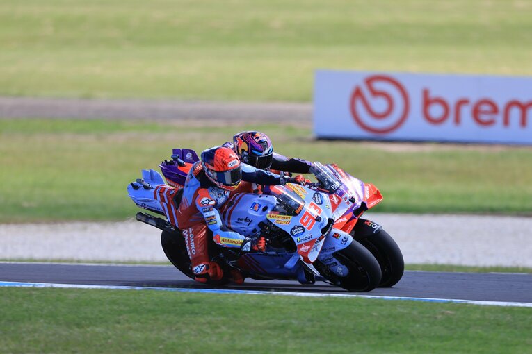 マルティンのインに飛び込むマルケス　©Satoshi Endo