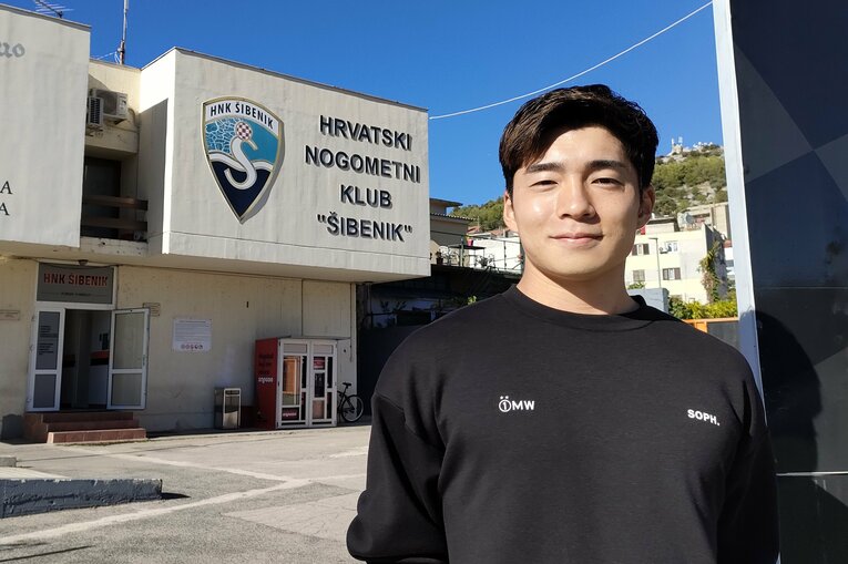 シベニクのクラブハウスを前に　©Yasuyuki Nagatsuka