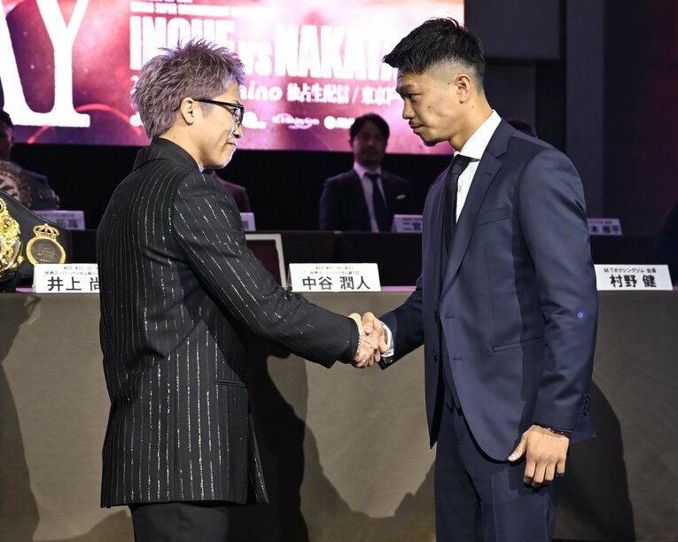 3月6日、会見で握手する井上尚弥と中谷潤人　©︎Hiroaki Finito Yamaguchi