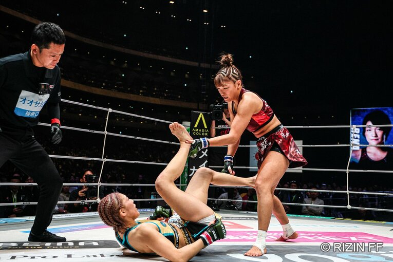 追撃を試みるRENA　©RIZIN FF