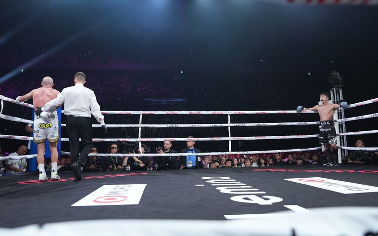 試合終了直後、井上尚弥はTKO勝ちにも冴えない表情　©Naoki Fukuda