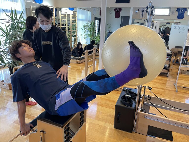 トレーナーとして友人として、森原をサポートする　©Takashi Ishizuka