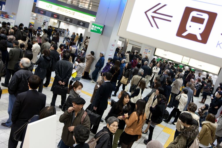 2011年3月11日、地震発生時の新宿駅の様子　©Getty Images