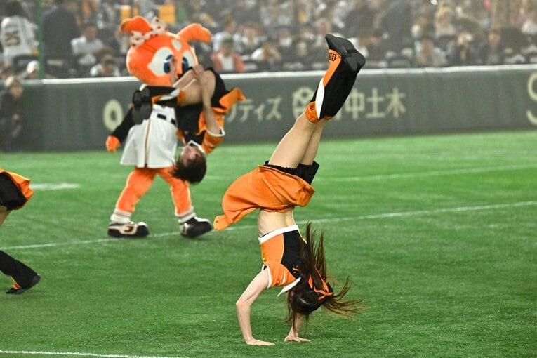 試合を盛り上げる巨人の公式マスコットガール「VENUS」　©Hideki Sugiyama