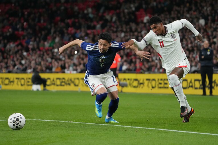 ラッシュフォードの突破を阻止する菅原由勢　©Masashi Hara