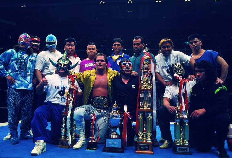 後列左からデルフィン、ハヤブサ、サムライ、茂木、外道、大谷、ディーン・マレンコ、リッキー・フジ、 TAKAみちのく。前列左からライガー、ペガサス、サスケ、ブラック・タイガー、ネグロ・カサス　©︎Essei Hara