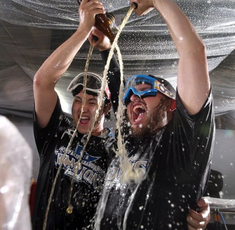 パ・リーグ優勝祝勝会でビールをかけ合う大谷とレアード　©Sankei Shimbun