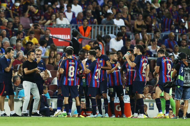 “財政難なのに大補強”バルサを激写　誹謗中傷されたデヨンクへの拍手、33歳レバンドフスキが作る深みとは〈次戦は久保建英ソシエダ〉(17)