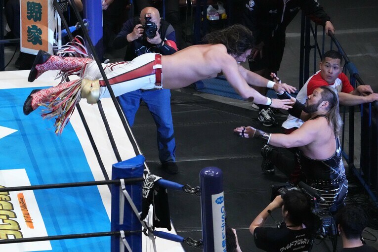 辻陽太のトペ・スイシーダ　©Essei Hara