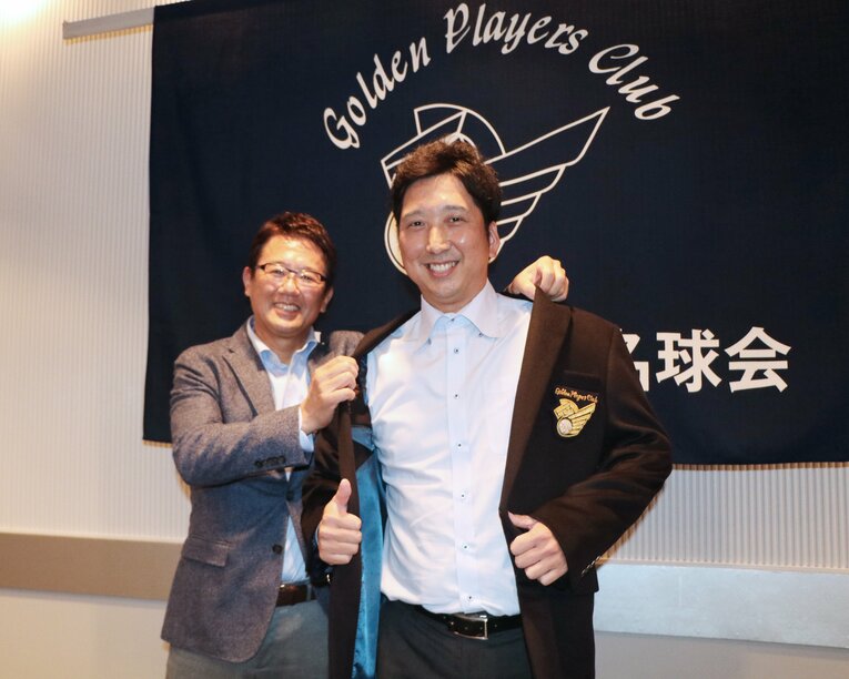 名球会入会が決まり、古田敦也新理事長からブレザーを授与された藤川球児［日本プロ野球名球会提供］©JIJI PRESS