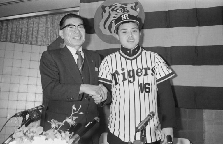 入団会見時の岡田　©JIJI PRESS