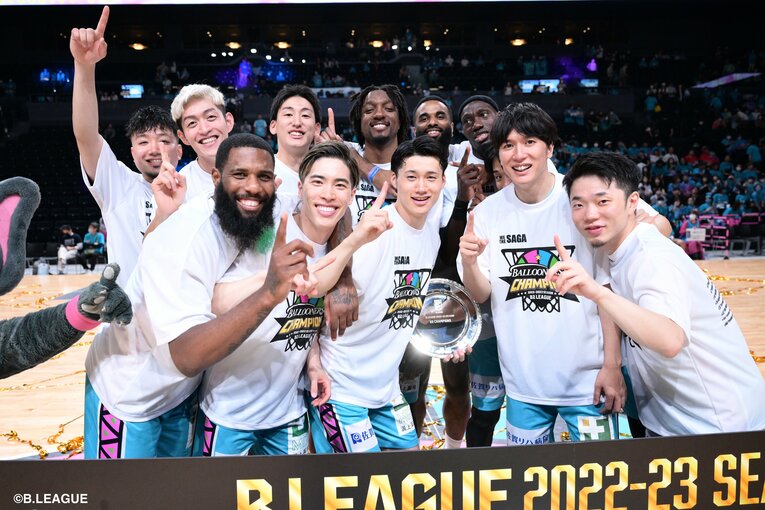 プレーオフ最終戦をSAGAアリーナで勝利し、B2初優勝を決めた