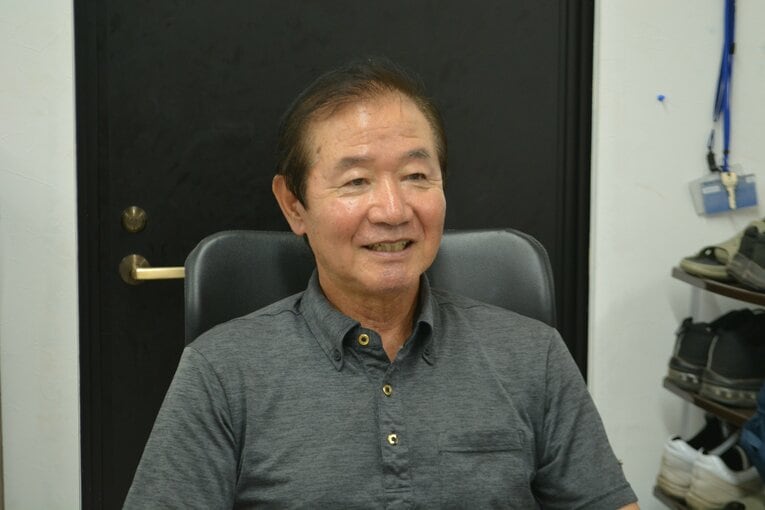 取材に応じる神谷嘉宗監督　©Takarin Matsunaga