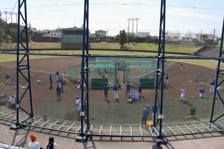 「見送るなや、入ってるやろが！」コーチの声に若手が燃えるDeNAファームキャンプ… “牧秀悟のトンボ”に心を打たれたワケ(2)