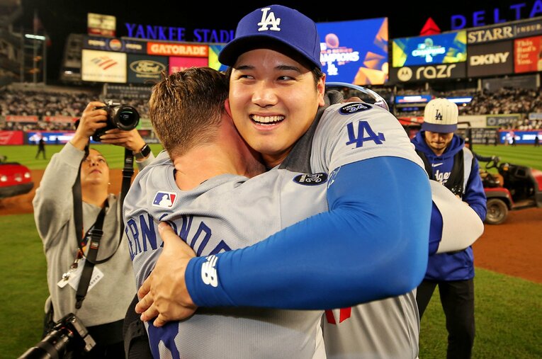 ワールドシリーズを制覇した直後、キケ・ヘルナンデス（33歳）と抱き合う大谷翔平 ／ photograph by AFLO