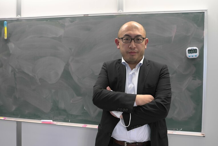 『Base』の日本担当代理人、富永雄輔（38歳）。取材は富永が経営する『進学塾VAMOS』で行った　©Shinya Kizaki