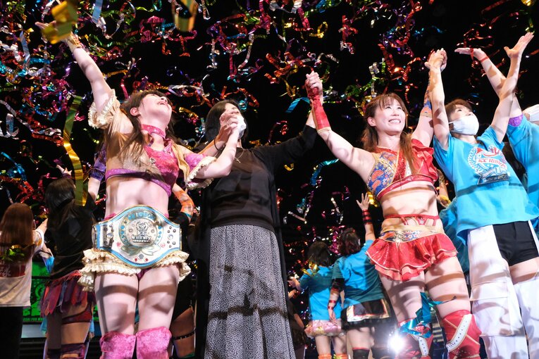 リング上で豊田、藤本から祝福を受けたつくし