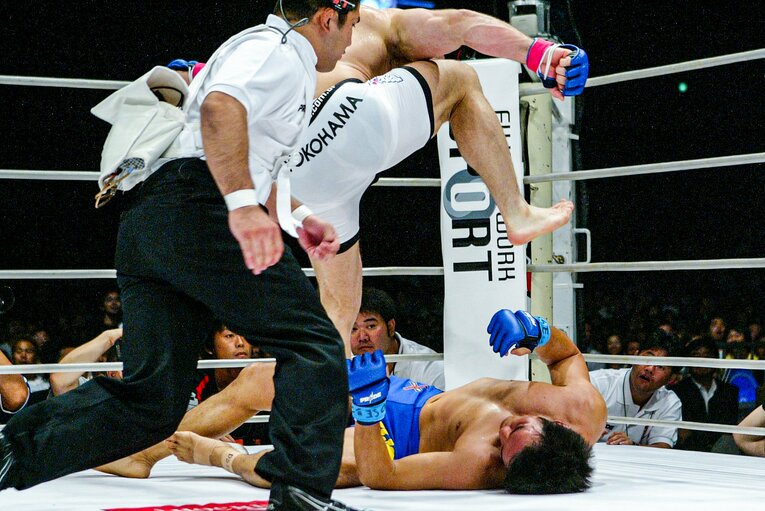 あわててレフェリーがストップした（3枚目／全3枚）©Susumu Nagao