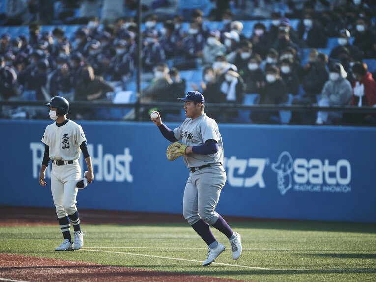 ファーストを守る麟太郎 ©Yuki Suenaga