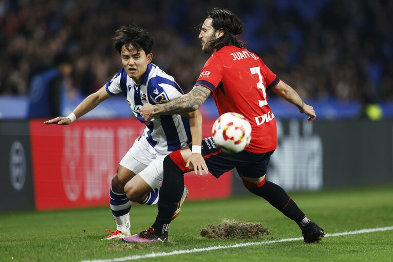 「173cmの久保建英が180cmに空中戦勝利」「反則まがいのマークも…」“キレキレな久保写真”を撮った中で、一瞬とらえた意外な仕草とは(6)