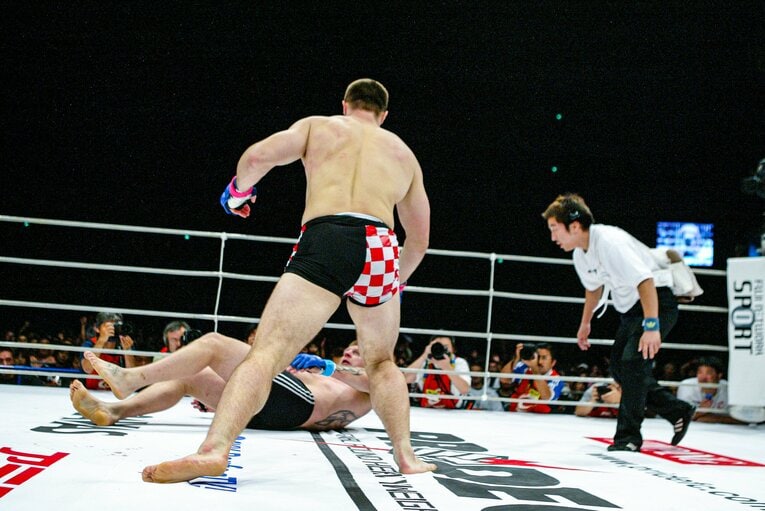 2004年8月、エメリヤーエンコ・アレキサンダー戦のハイキック（7枚目／全10枚）©Susumu Nagao