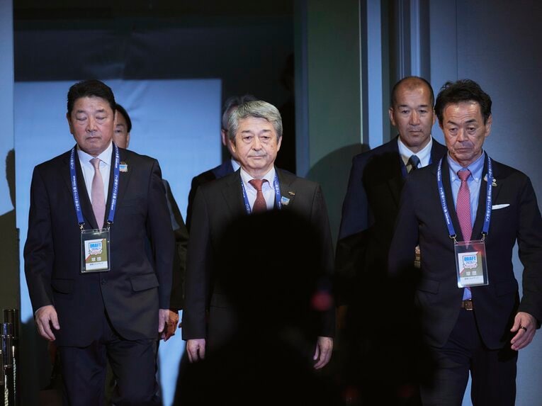 入場する巨人の（右から）水野編成本部長、国松徹球団社長、吉村禎章CBO　©Yuki Suenaga 