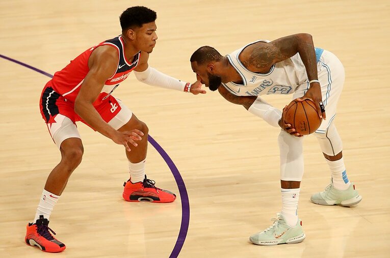 レブロン・ジェームズとマッチアップする八村塁。NBAでの2シーズン目の前半戦は出場した全27試合でスタメン。1試合平均30.1分、12.5得点をマークした ／ photograph by Getty Images