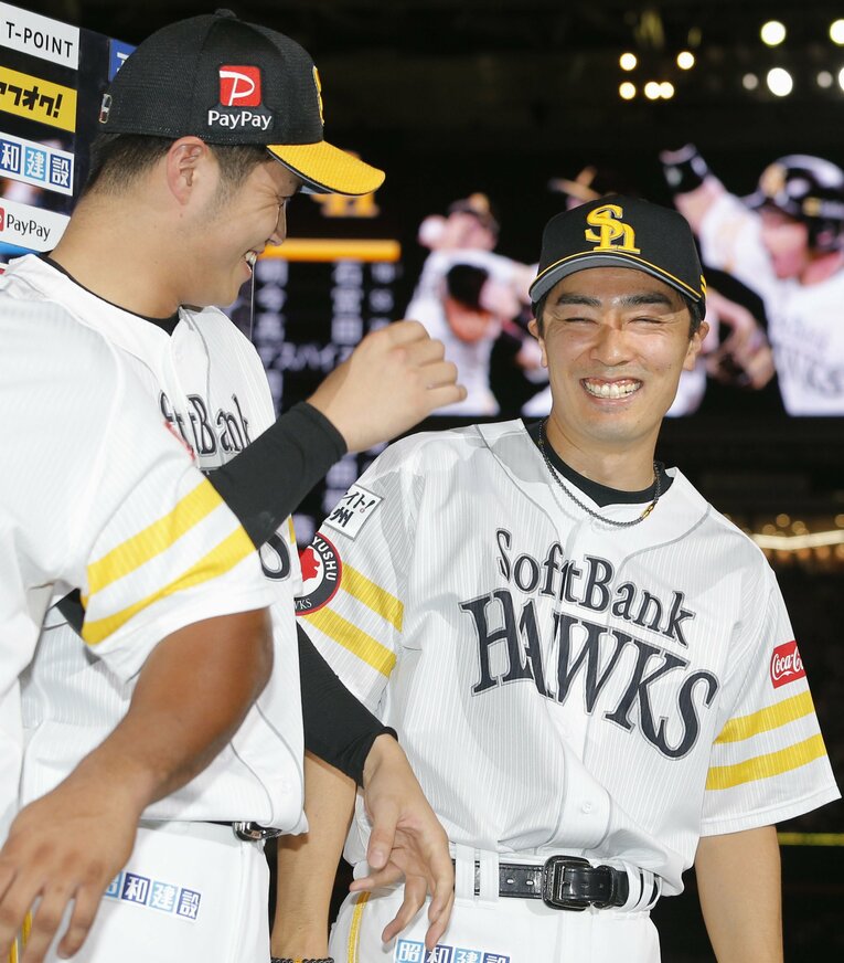2019年8月、ヒーローインタビューで笑い合う和田と甲斐野　©KYODO