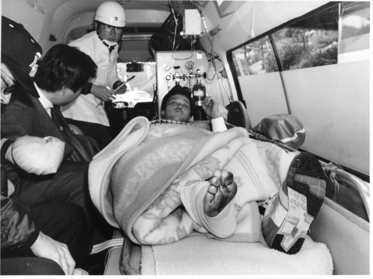 阪神タイガース・岡田彰布、右足をスパイクされ救急車で病院に運ばれる 　©Sankei Shimbun