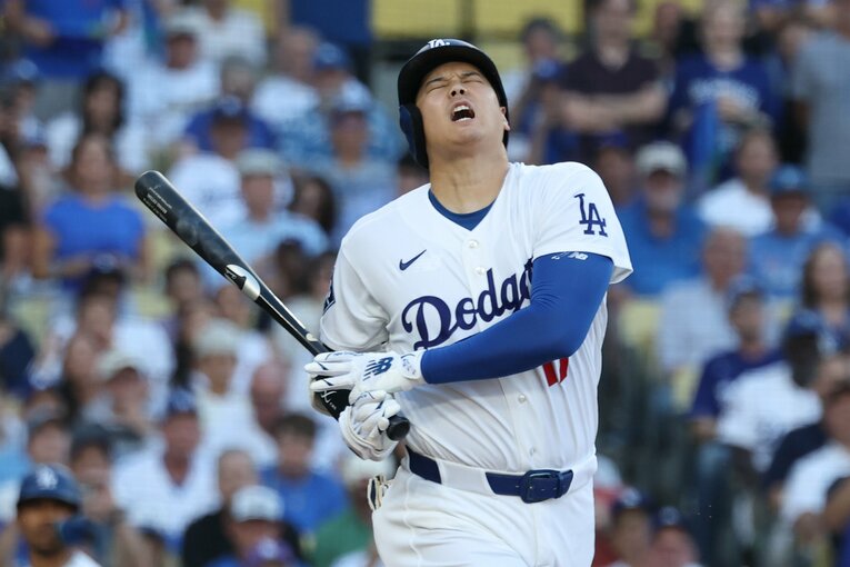 打席でファウルを打って苦悶の表情の大谷　©Getty Images