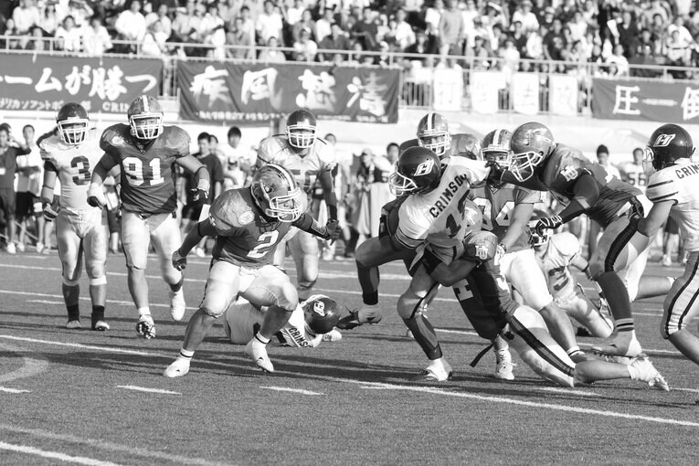 タックルを受けるクオーターバックの加藤／取材対象者提供