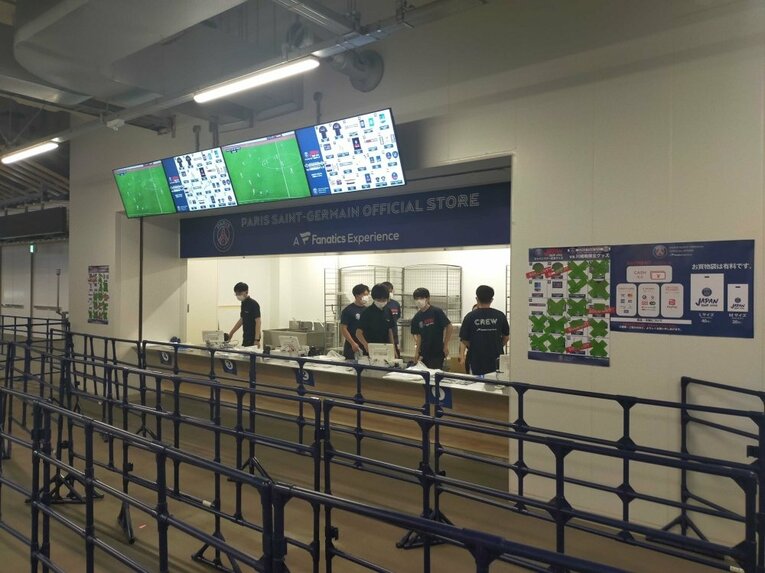 スタジアム内のグッズショップ