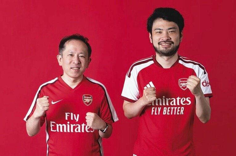 小説家の万城目学さん（左）と小川哲さん。二人の直木賞作家がアーセナルへの偏愛ぶりを語り尽くした ／ photograph by Tadashi Hosoda