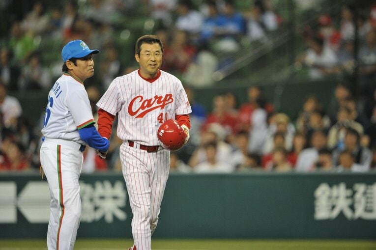 2011年の交流戦。西武VSカープの始球式で登場した達川光男　　©BUNGEISHUNJU