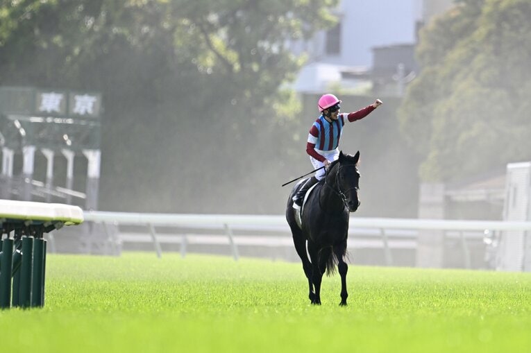 ロブチェンと松山弘平のウイニングラン　©Keiji Ishikawa