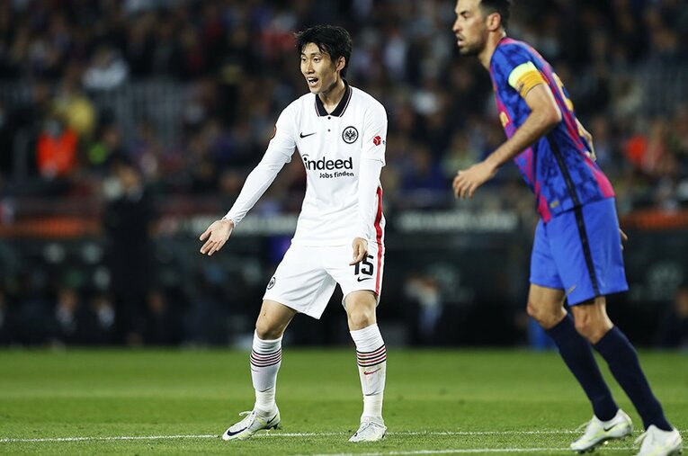 鎌田大地はELバルサ戦で攻守にわたって奮闘した ／ photograph by Daisuke Nakashima