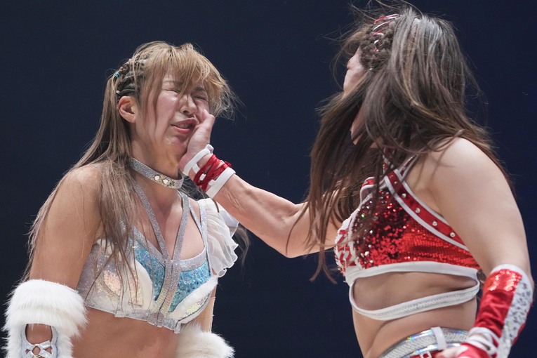 青野未来の張り手に桜井麻衣の顔面がゆがむ　©Essei Hara