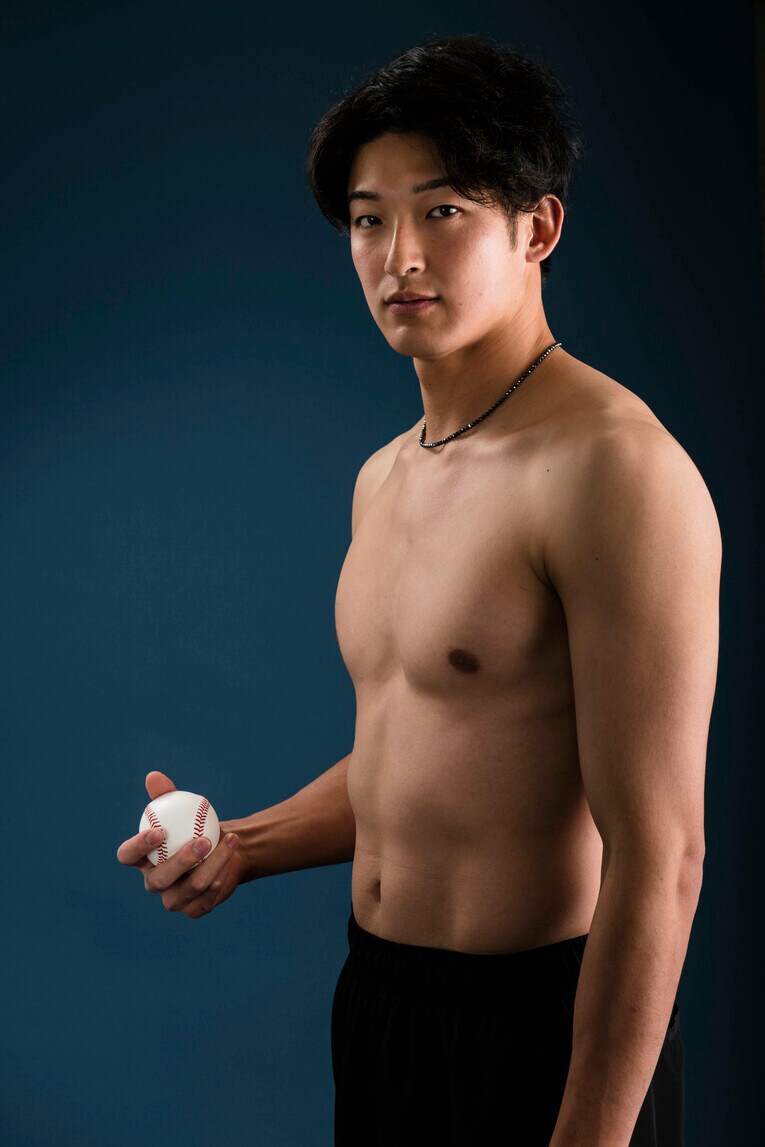 Numberの筋肉特集に登場した山崎颯一郎。ユニフォームを脱ぎ、カメラマンの要求に応える　©︎Kurashina Naohiro