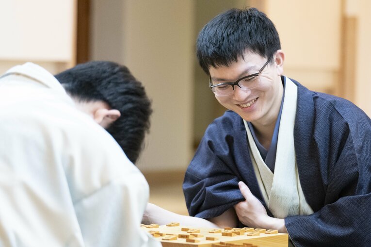 【藤井vs永瀬レア写真】負けても勝っても嬉しそう…2人の感想戦を見る（右に続きます）　©Keiji Ishikawa