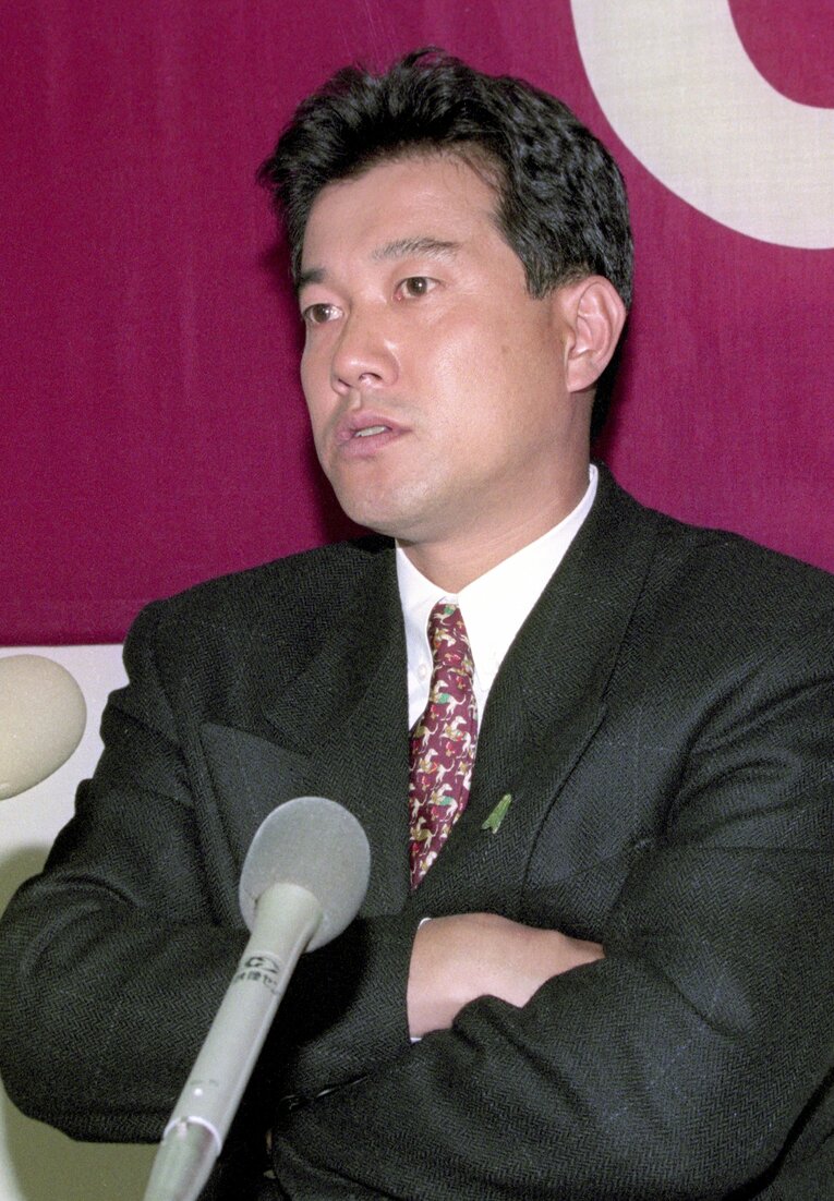 1994年12月19日、現状維持（1億1500万円）で契約更改した原辰徳（当時36歳）。記者会見で巨人ナインの不満を代弁する　©︎KYODO