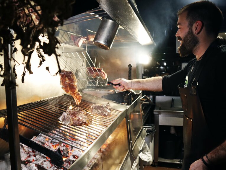 炭火で豪快に焼かれるバスク牛のステーキ　©Daisuke Nakashima