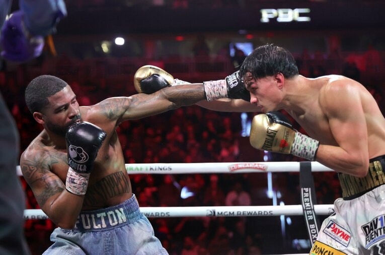 的確なパンチでポイントを稼いだフルトン（左）©︎Getty Images